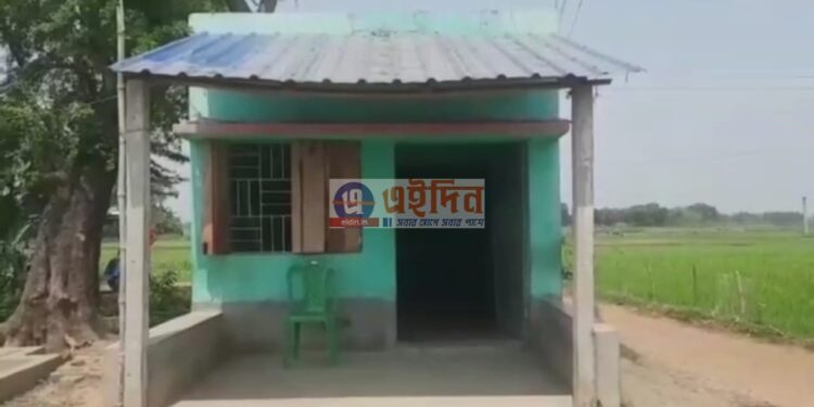 রাস্তা না পেয়ে তৃণমূলের পার্টি অফিসের নাম নিশানা সাফ করে দিল ক্ষুব্ধ গ্রামবাসী