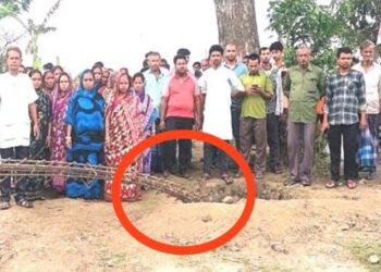 বাংলাদেশের চাঁদপুরে মহাশ্মশানের সীমানা প্রাচীরের পিলার ভেঙ্গে দিল জিহাদি বাবা-মেয়ে