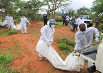 উপবাসে প্রাণ ত্যাগে স্বর্গবাসের কুসংস্কার ছড়িয়ে আত্মহত্যার প্ররোচনা দেওয়ার অভিযোগ কেনিয়ার চার্চের বিরুদ্ধে, জঙ্গলের কবর থেকে ২১ টি মৃতদেহ উদ্ধার