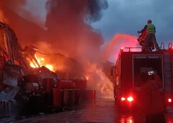 পাকিস্তানে পোশাক কারখানায় ভয়াবহ অগ্নিকাণ্ডে নিহত ৪ দমকলকর্মী, গুরুতর আহত ডজন মানুষ