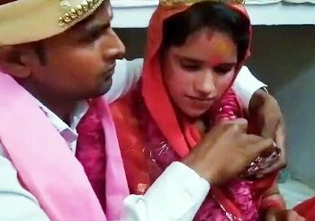 হিন্দু প্রেমিকের সঙ্গে মন্দিরে মালাবদল করলেন মুসলিক তরুনী