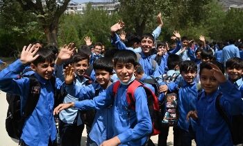 আফগান স্কুল পড়ুয়া ও শিক্ষকদের ইসলামি পোশাক পরার নির্দেশ দিল তালিবান