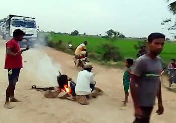 অজয়নদ থেকে ভূয়ো ই-চালানে বালি তোলার অভিযোগে আউশগ্রামে পথ অবরোধ