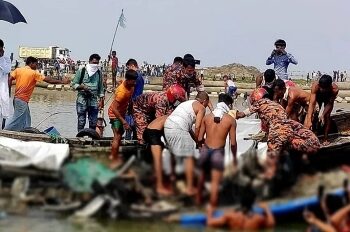 বাংলাদেশের কক্সবাজারে সমুদ্র উপকূলে ট্রলার থেকে ১০ জেলের পচাগলা দেহ উদ্ধার