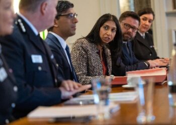 সুয়েলা ব্র্যাভারম্যানের ‘শিশু গ্রুমিং পাকিস্তানি গ্যাং’ মন্তব্য প্রত্যাহারের দাবি তুললো ব্রিটিশ মুসলিমরা