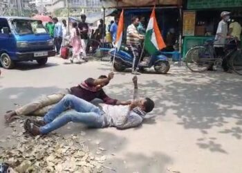 তৃণমূলের অত্যাচারের প্রতিবাদ জানাতে জাতীয় পতাকা হাতে নিয়ে বর্ধমানের রাজপথে গড়াগড়ি এক মুসলিম পরিবারের