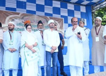 “আমাকে খুব উৎপাত করেছে, এবার ওকে রুখে দাও আল্লা”- প্রধানমন্ত্রীকে নিশানা মমতার