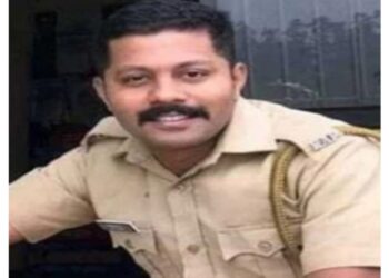 দোকান থেকে ১০ কেজি আমের বাক্স চুরি করে চাকরি খোয়ালেন পুলিশ আধিকারিক