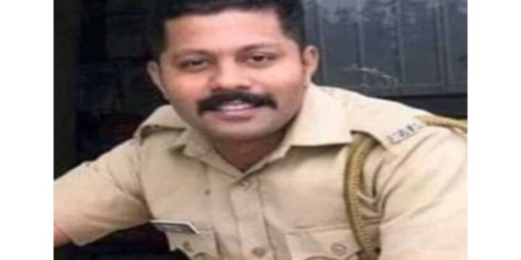 দোকান থেকে ১০ কেজি আমের বাক্স চুরি করে চাকরি খোয়ালেন পুলিশ আধিকারিক