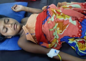 রাস্তায় ছিঁড়ে পড়ে থাকা বিদ্যুৎবাহী তারের সংস্পর্শে এসে জখম কাটোয়ার কিশোরী