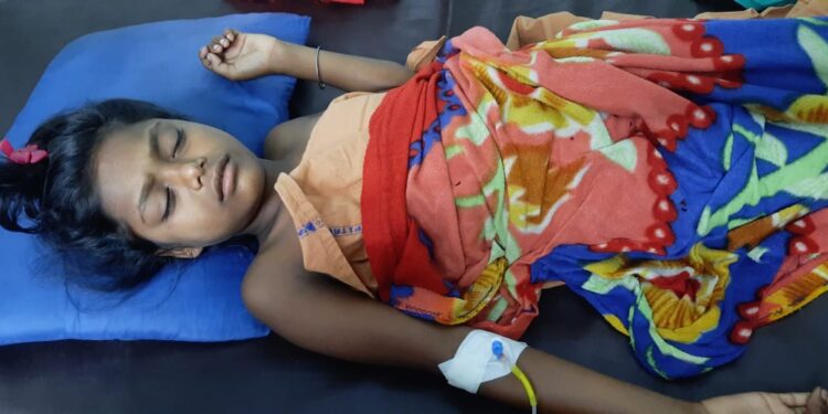 রাস্তায় ছিঁড়ে পড়ে থাকা বিদ্যুৎবাহী তারের সংস্পর্শে এসে জখম কাটোয়ার কিশোরী