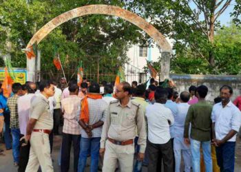 মঙ্গলকোটের অজয়নদে বালি লুট রুখতে ও বেআইনি ইঁট ভাটা বন্ধের দাবিতে আন্দোলনে বিজেপি