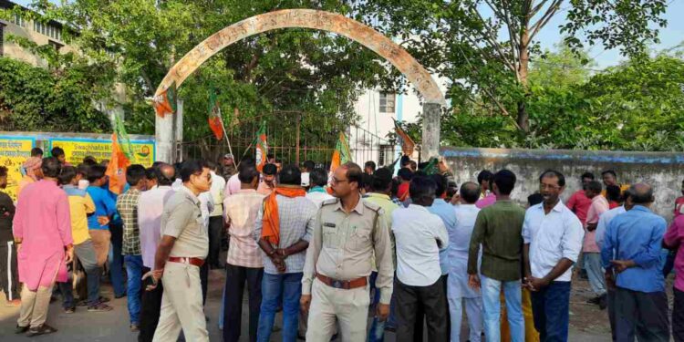 মঙ্গলকোটের অজয়নদে বালি লুট রুখতে ও বেআইনি ইঁট ভাটা বন্ধের দাবিতে আন্দোলনে বিজেপি