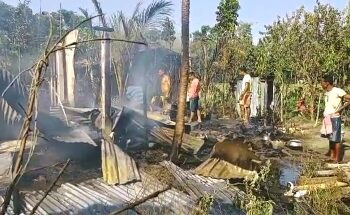 পূর্বস্থলীতে আগুনে ভস্মীভূত বাড়ি, ফোন ধরলো না দমকল অফিস