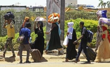 সুদানে সেনা ও আধাসামরিক বাহিনীর লড়াইয়ের কারণে হাজার হাজার মানুষ রাজধানী ছেড়ে পালাচ্ছে