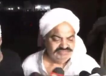 অজ্ঞাতপরিচয় বন্দুকধারীর গুলিতে নিহত গ্যাংস্টার আতিক আহমেদ ও তাঁর ভাই আশরাফ আহমেদ