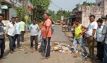 বেহাল রাস্তা নিয়ে ক্ষোভ, আবর্জনা ফেলে পথ অবরোধ দাঁইহাটবাসীর