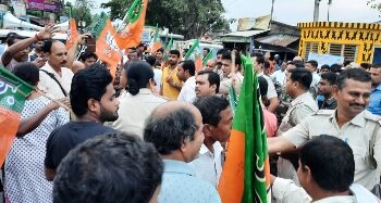 কালিয়াগঞ্জের হিন্দু কিশোরীর ধর্ষণ-খুন মামলা : কাটোয়ায় বিজেপির পথ অবরোধ ঘিরে পুলিশের সঙ্গে অশান্তি