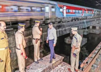 কেরালায় চলন্ত ট্রেনে পেট্রোল হামলা, নিহত ১ শিশুসহ ৩, অগ্নিদগ্ধ ৮