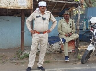 তীব্র দাবদহের মধ্যেও কর্তব্যে অবিচল ট্রাফিক পুলিশ