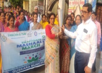 শহরকে আবর্জনা মুক্ত রাখার শপথ নিতে মশাল মিছিল গুসকরায়