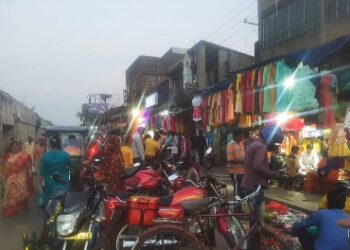 ব্যবসায়ীদের দখলে রাস্তা, অসহায় পথচারীরা