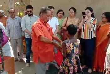 “আমার পাঠশালা”র দুঃস্থ শিশুদের সাথে ছোট ভাইয়ের মৃত্যুবার্ষিকী পালন করলেন বর্ধমানের ব্যবসায়ী