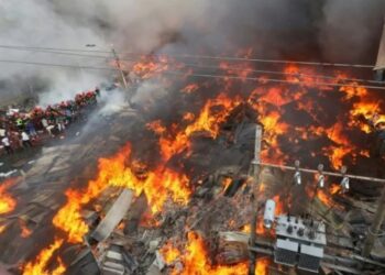 ঈদের মুখে বাংলাদেশের ঢাকায় বহুতল মার্কেটে ভয়াবহ অগ্নিকাণ্ড, বহু কোটি টাকার ক্ষয়ক্ষতি, ব্যাপক লুটপাট