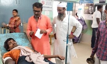 রোজা পালনের মধ্যেই মানসিক ভারসাম্যহীন অসুস্থ যুবকের চিকিৎসার ব্যবস্থা করলেন ভাতারের ৩ ব্যক্তি