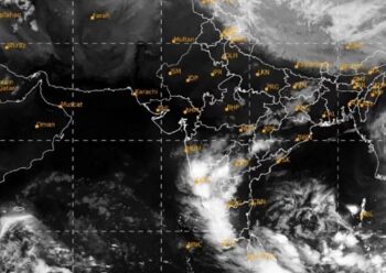 বাংলাদেশে তান্ডব করতে প্রবল গতিতে ছুটে যাচ্ছে ঘূর্ণিঝড় “মোখা’