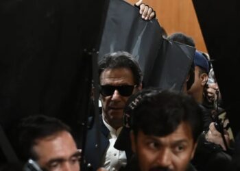 নিষিদ্ধ হতে পারে ইমরান খানের দল পিটিআই, নিষেধাজ্ঞা জারি করতে উঠেপড়ে লেগেছে মুসলিম লীগ ও শাসকদল