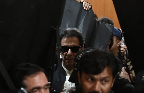 নিষিদ্ধ হতে পারে ইমরান খানের দল পিটিআই, নিষেধাজ্ঞা জারি করতে উঠেপড়ে লেগেছে মুসলিম লীগ ও শাসকদল