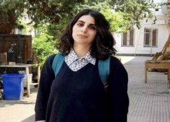 হিজাব পরতে অস্বীকার করায় ইরানের বিশ্ববিদ্যালয় ছাত্রীকে  দুই সেমিস্টারের জন্য সাসপেন্ড