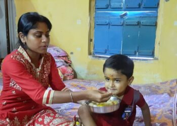 ৯০ শতাংশ নম্বর পেয়ে উচ্চ মাধ্যমিকে পাশ করেও কাটোয়ার মলি মুখার্জির উচ্চ শিক্ষা অনিশ্চিত