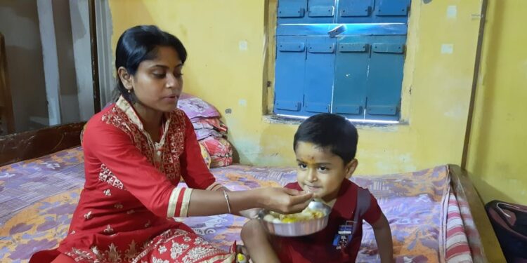 ৯০ শতাংশ নম্বর পেয়ে উচ্চ মাধ্যমিকে পাশ করেও কাটোয়ার মলি মুখার্জির উচ্চ শিক্ষা অনিশ্চিত