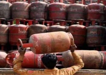 পয়লা মে থেকে ব্যাপকভাবে হ্রাস করা হল বাণিজ্যিক এলপিজি গ্যাস সিলিন্ডারের দাম