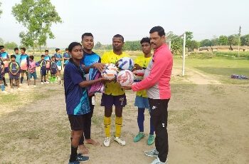 আদিবাসী ফুটবলারদের হাতে খেলার সামগ্রী তুলে দিলেন মঙ্গলকোট থানার ওসি