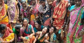 মঙ্গলকোটে বেপরোয়া বালিবোঝাই ট্রাক্টরের ধাক্কা দম্পতিকে, মৃত স্বামী, আশঙ্কাজনক স্ত্রী, পথ অবরোধ ক্ষিপ্ত জনতার