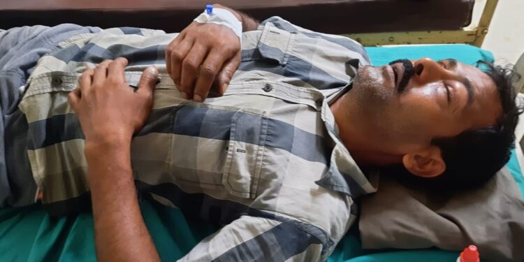 প্রতিবেশী কাকার বিরুদ্ধে গাছপালা নষ্ট করার অভিযোগ, প্রতিবাদ করায় দম্পতি বেদম মার