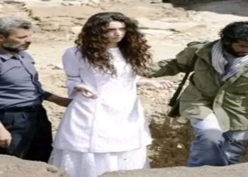 শারীরিক চাহিদা মেটাতে ধর্মকে হাতিয়ার করে নিজের স্ত্রীকে নৃশংসভাবে পাথর ছুড়ে খুন করিয়েছিল স্বামী, ইরানী বধূর ভয়ঙ্কর পরিণতির কাহিনী বর্ণিত হয়েছে “দ্য স্টোনিং অফ সুরাইয়া এম” সিনেমায়