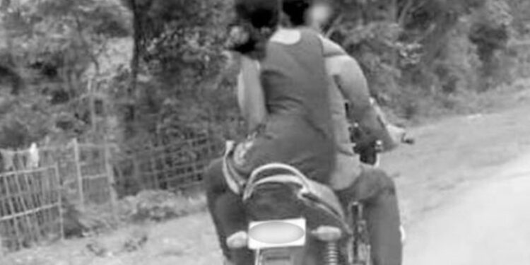 বাড়ি থেকে টাকাপয়সা ও গহনা চুরি করে প্রতিবেশী মুসলিম যুবকের সাথে পালালো বিহারের হিন্দু কিশোরী