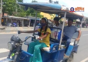 বাবা রোগে শয্যাশায়ী, টোটো চালিয়ে পরিবারের অন্নের সংস্থান করছে সপ্তম শ্রেণীর ছাত্রী