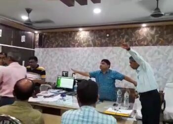 বিডিওর সামনেই হাতাহাতিতে জড়ালেন তৃণমূলের পঞ্চায়েত প্রধান ও সমিতির সভাপতি