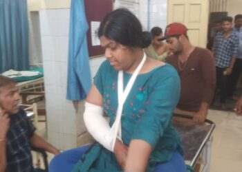 কাটোয়ায় ডাম্পারের ধাক্কায় জখম বাইক আরোহী কলেজ ছাত্রী