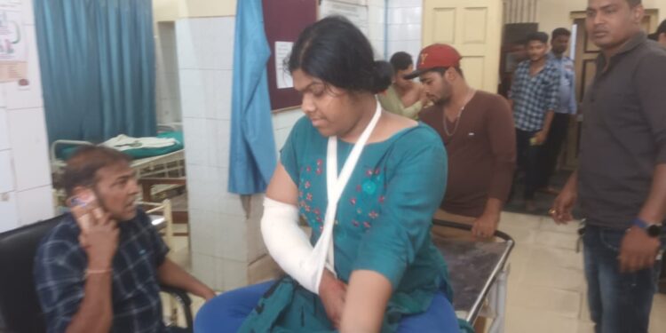 কাটোয়ায় ডাম্পারের ধাক্কায় জখম বাইক আরোহী কলেজ ছাত্রী