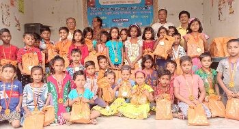 প্রাথমিক বিদ্যালয়ের দু:স্থ ছাত্রছাত্রীদের পাশে স্বেচ্ছাসেবী সংস্থা