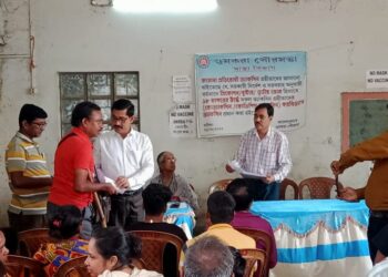 উপভোক্তাদের হাতে ‘মানবিক পেনশন’-এর অনুমতিপত্র তুলে দিল গুসকরা পুরসভা