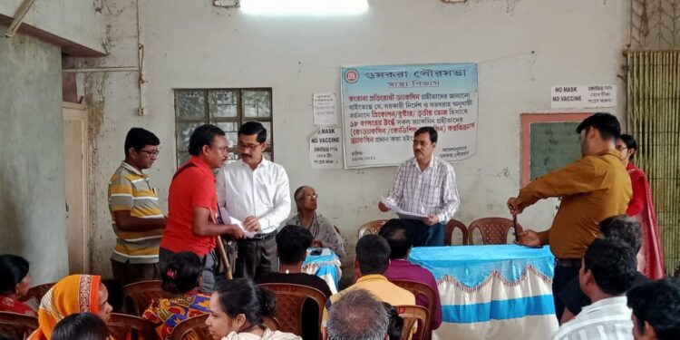 উপভোক্তাদের হাতে ‘মানবিক পেনশন’-এর অনুমতিপত্র তুলে দিল গুসকরা পুরসভা