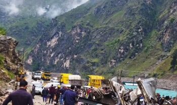 কিশতওয়ারে বিদ্যুৎ প্রকল্পের কাছে খাদে গাড়ি উলটে মৃত ৭, আহত ৩