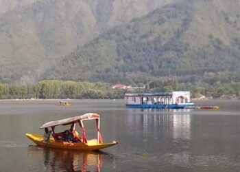 জম্মু ও কাশ্মীরে ব্যাপক হারে বাড়ছে পর্যটকদের ভিড়, চলতি বছরে ২ কোটি টপকে যাবে বলে আশা প্রকাশ করেছে পর্যটন বিভাগ